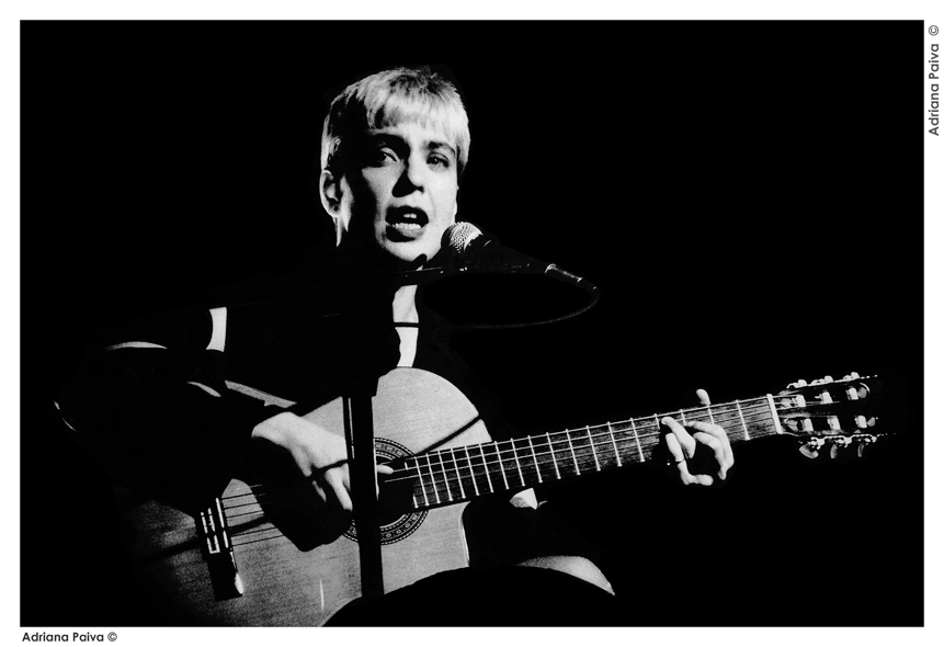 Cantora Adriana Calcanhotto – Bar Camaleão / Campo Grande – Mato Groso do Sul (MS) - 1992. Foto por Adriana Paiva.