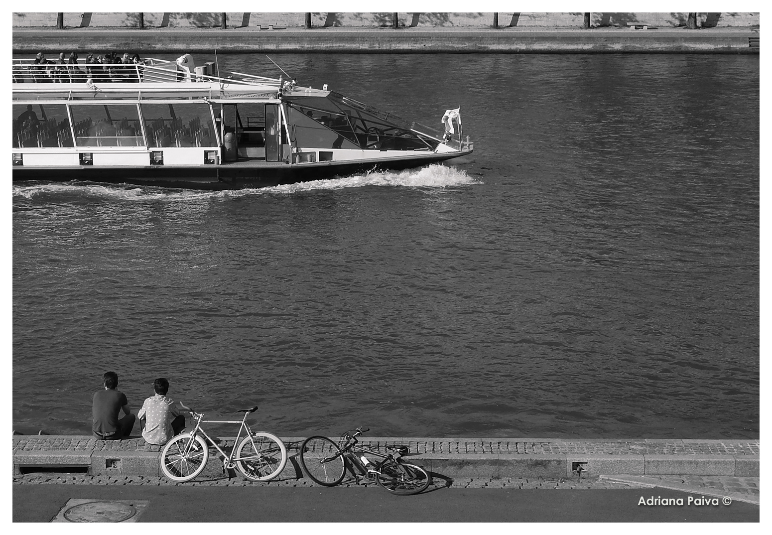 Ciclistas às margens do Rio Sena. França, Paris. Foto de autoria da jornalista luso-brasileira Adriana Paiva