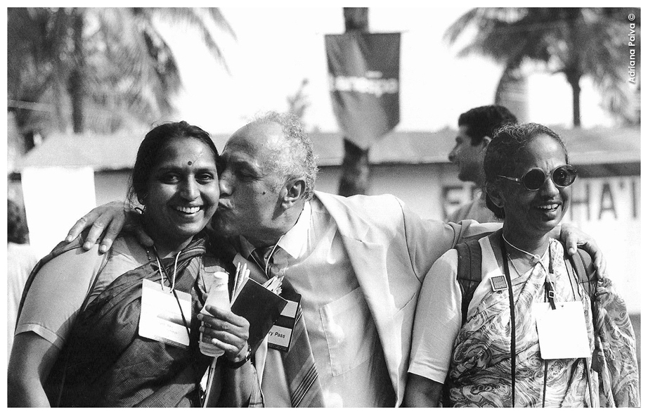 Rio Earth Summit 92. Português José Alves de Moura, o "Beijoqueiro", não poupa as indianas em passagem pelo Fórum Global. Foto por Adriana Paiva.